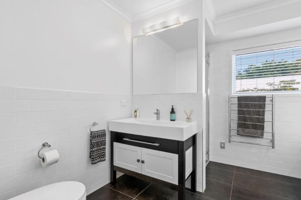 Stunning Tranquil Home With Green Space Views Mount Maunganui Eksteriør bilde