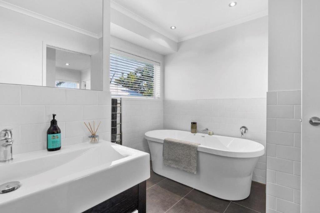 Stunning Tranquil Home With Green Space Views Mount Maunganui Eksteriør bilde